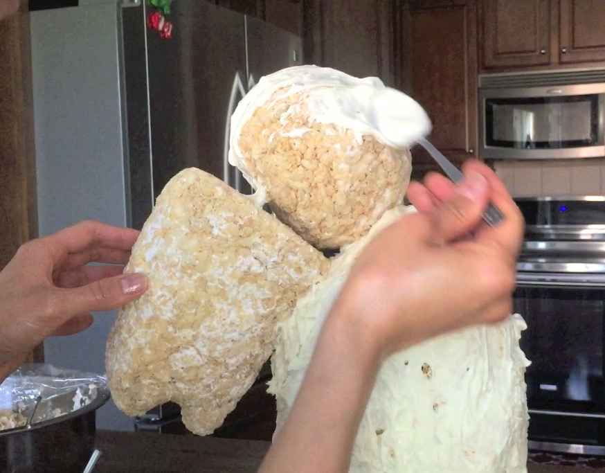 给球形和口鼻部涂抹白巧克力