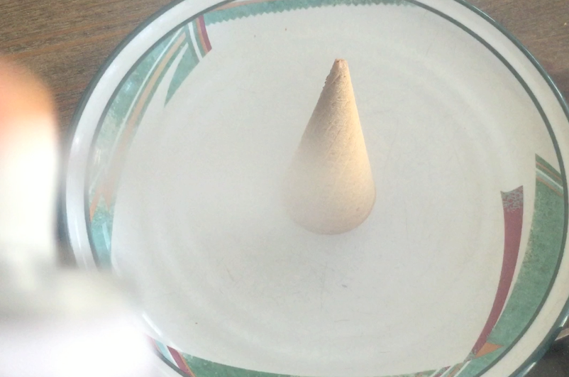 给华夫饼筒喷洒食用银色喷雾