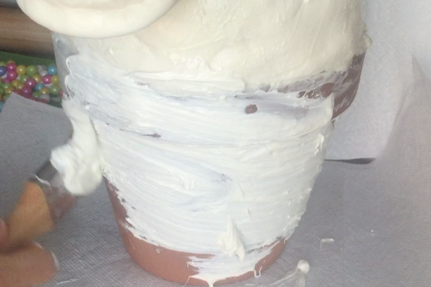 给陶土花盆涂抹白巧克力