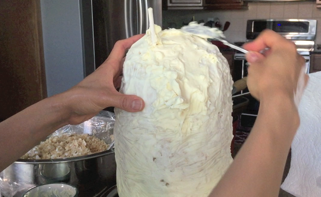 在棒棒糖棍底部添加熔化巧克力