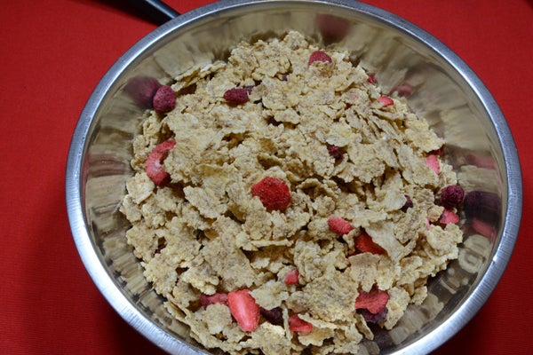 筛分麦片挑出莓果