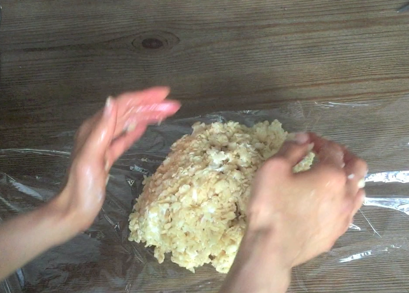 舀取部分混合物用保鲜膜包裹成球