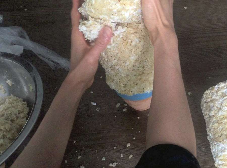 继续添加混合物完善颈部