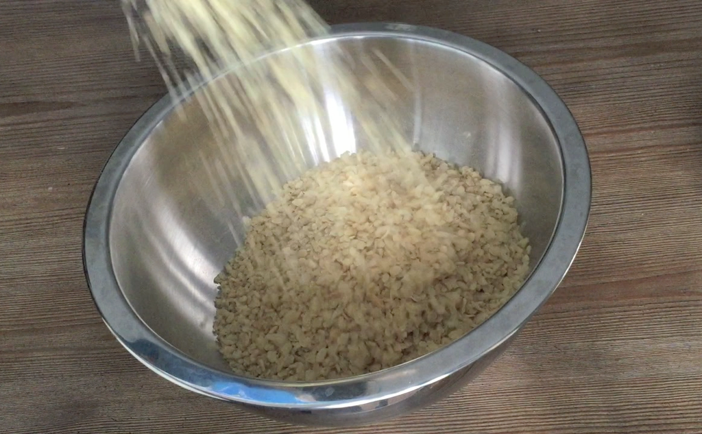 倒入米花糖到一个大搅拌碗中