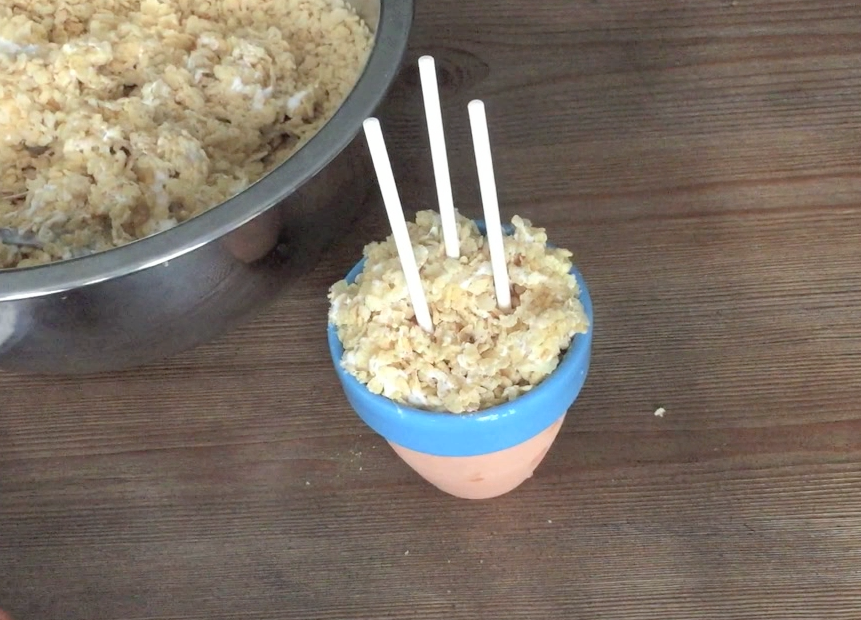 插入3根棒棒糖棍形成三角形