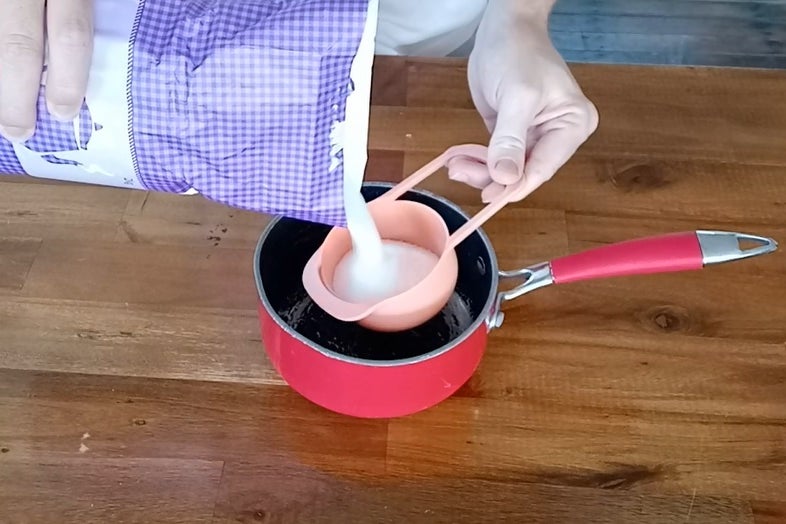 将材料加入锅中