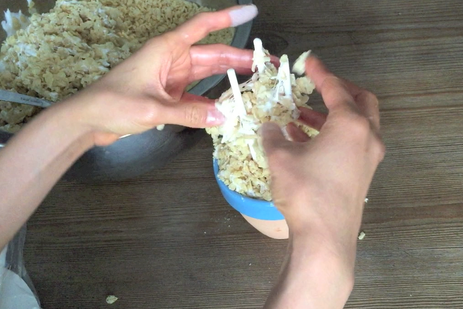 添加更多混合物开始塑造颈部