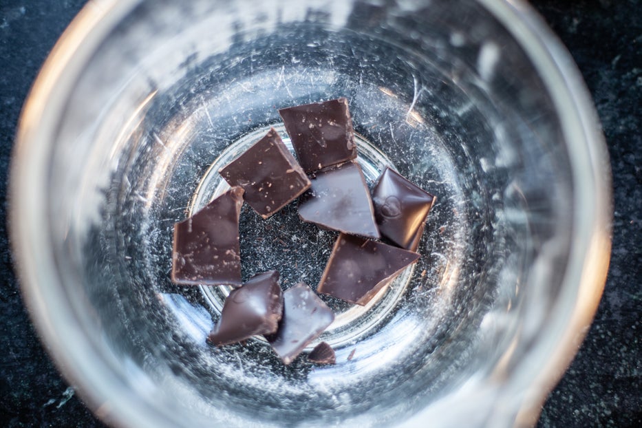 融化巧克力并铺垫杯模