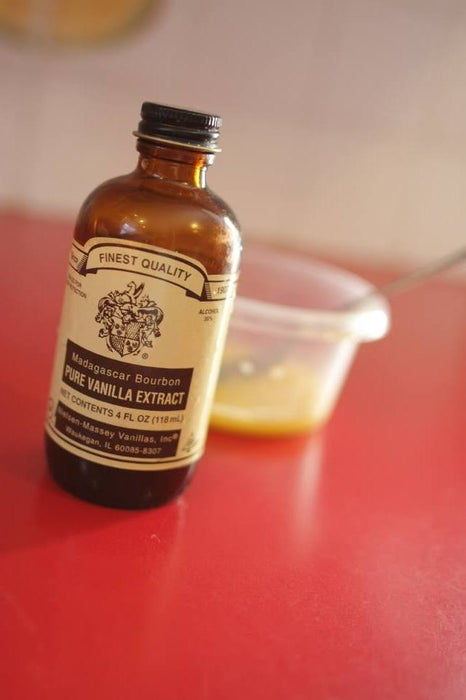 加入鸡蛋和香草精