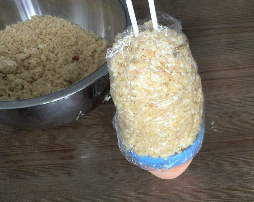 再插入2根棒棒糖棍