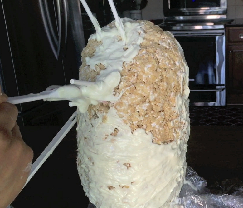 涂抹熔化的白巧克力