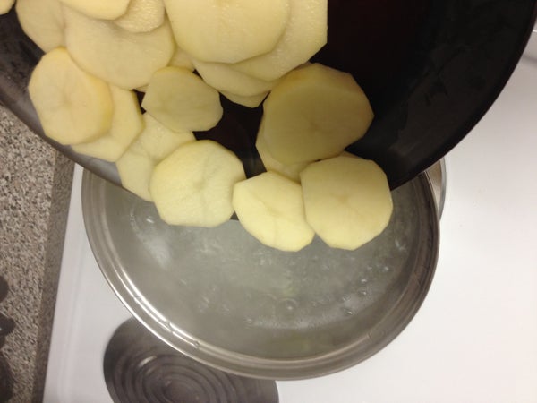 土豆片加盐入锅--ADD POTATOES AND SALT