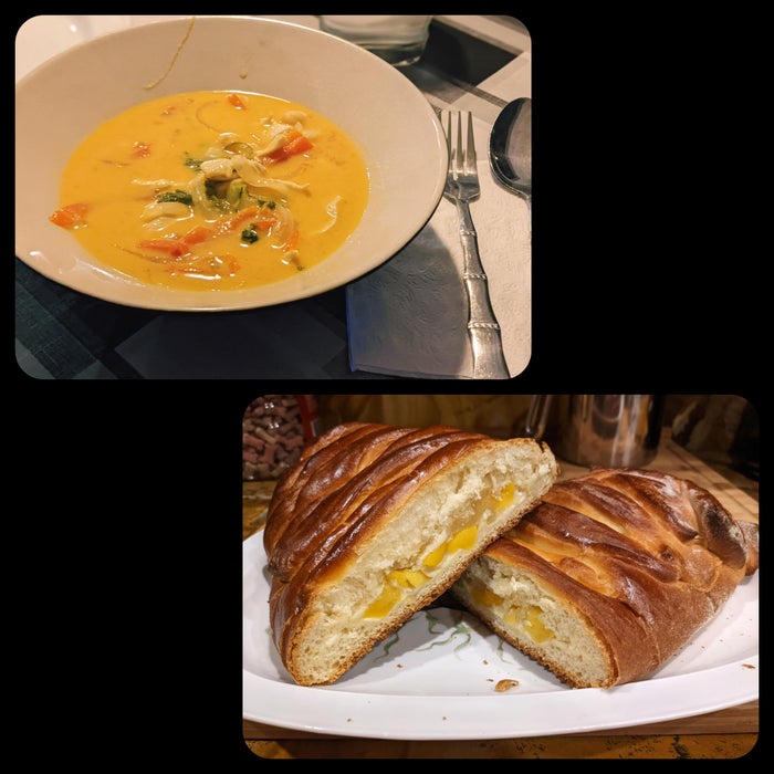 鸡肉椰奶咖喱汤配桃子奶油芝士夹心面包