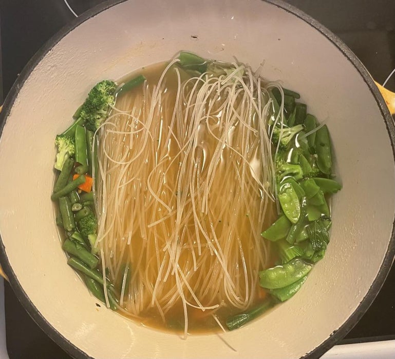 加入米粉、西兰花和荷兰豆