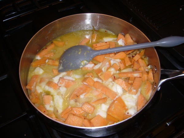 加入高汤与椰浆