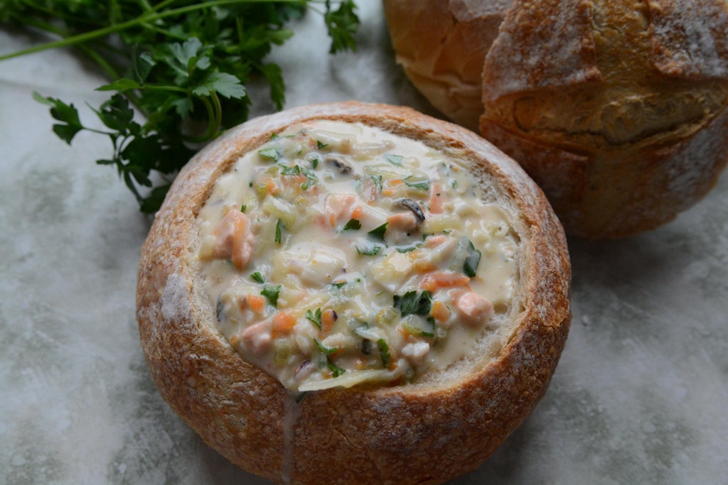 装在面包碗中的海鲜浓汤