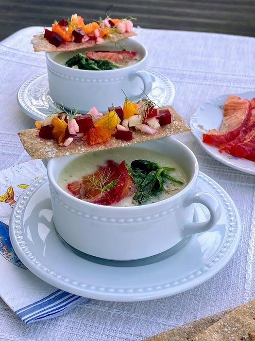 茴香奶油汤配甜菜根腌三文鱼、菠菜、黑麦脆饼和莎莎