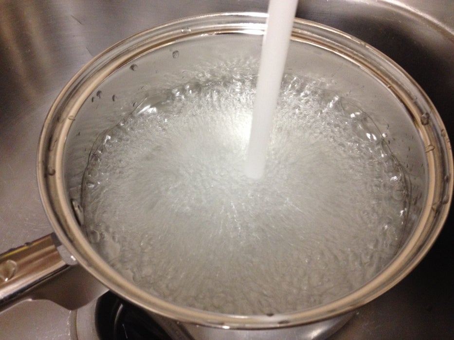 锅中注水--FILL THE PAN WITH WATER