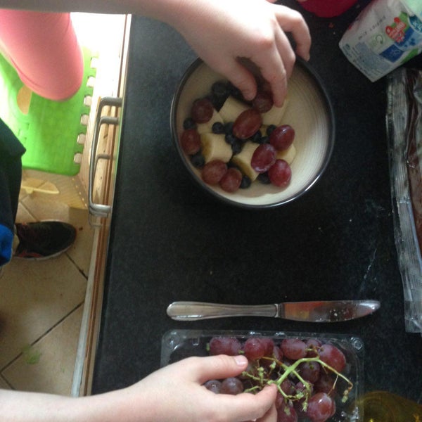 混合蓝莓、香蕉、草莓和葡萄