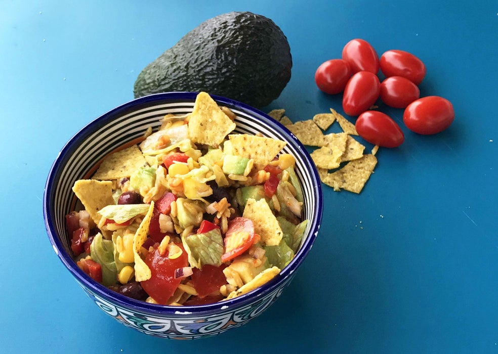 五彩缤纷的米饭沙拉配香脆玉米片碎