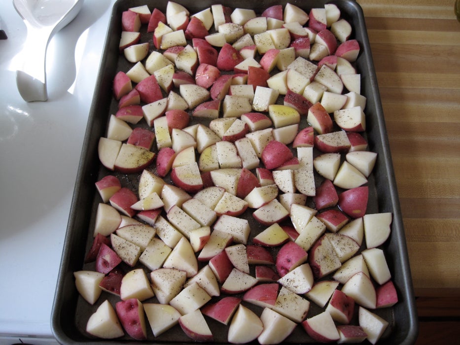 切土豆并准备烘烤！