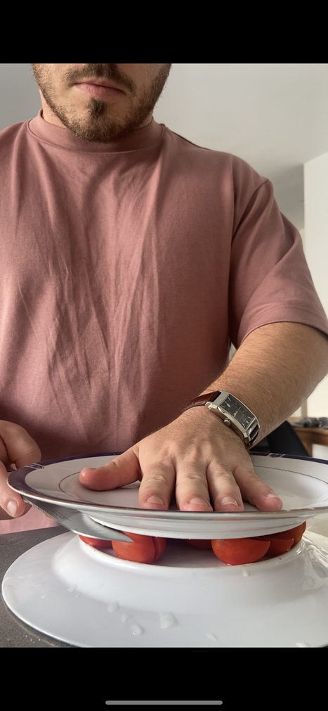 轻柔但牢固地按住盘子进行切割