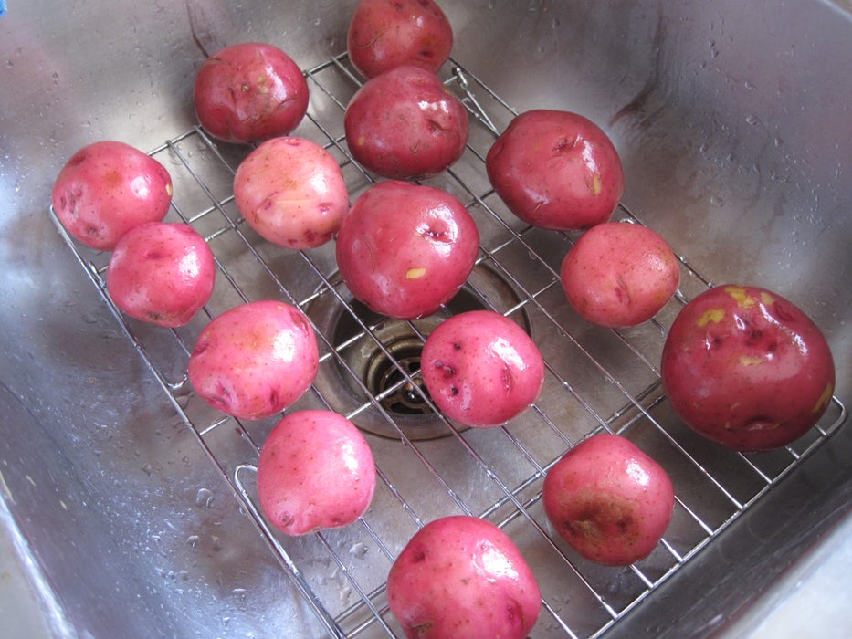 清洗土豆并预热烤箱！