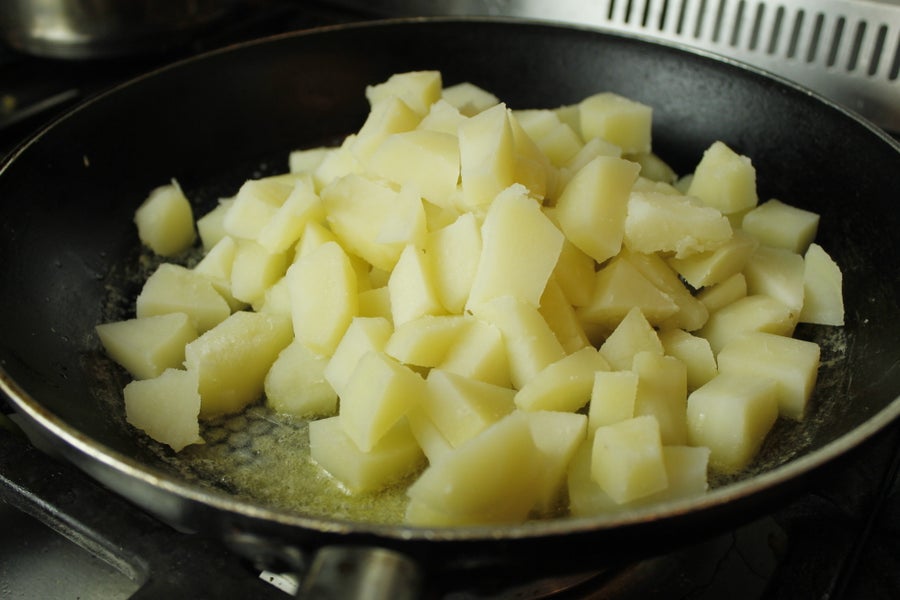 给土豆裹上酱汁