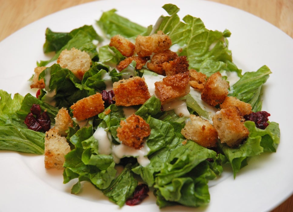 用自制面包丁拯救无聊沙拉