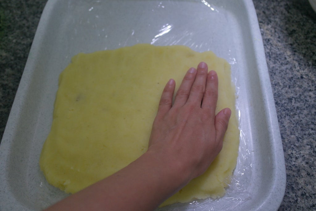 轻轻按压面团使其平整