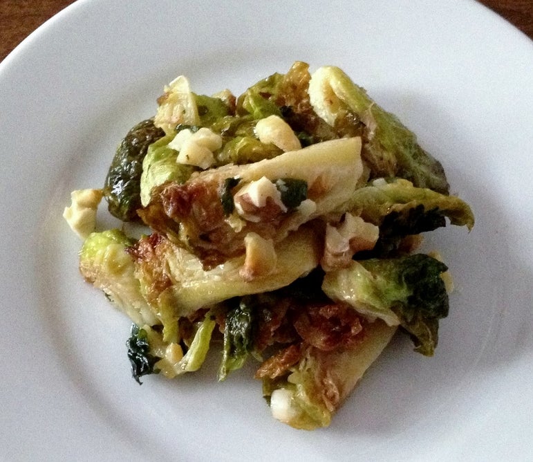 香炸孢子甘蓝配核桃与刺山柑