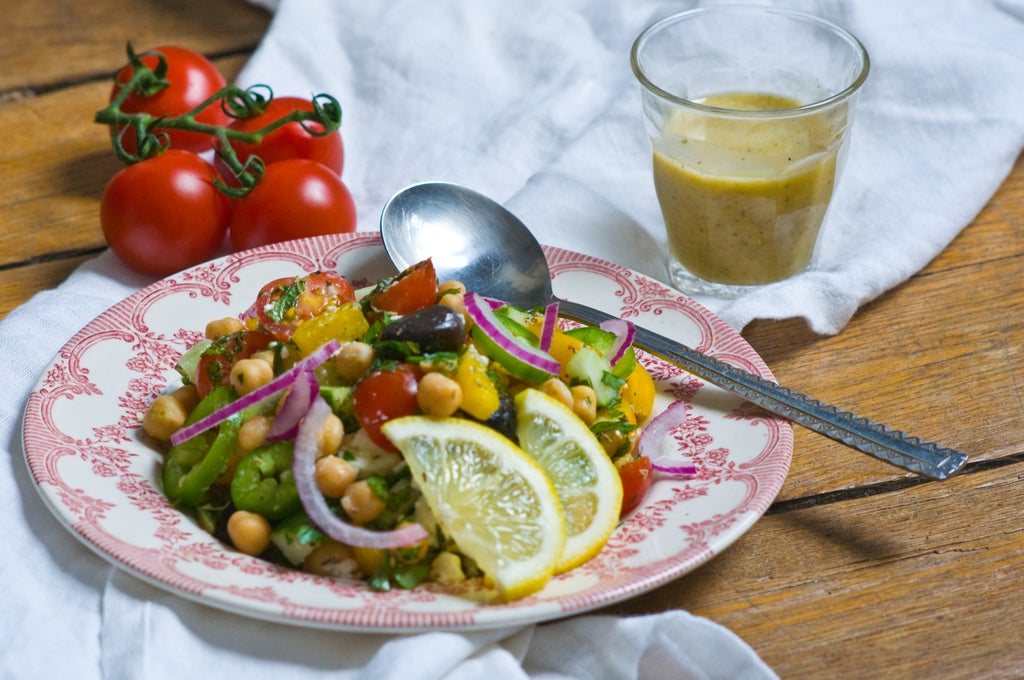 地中海风味鹰嘴豆沙拉配柑橘牛至调味汁