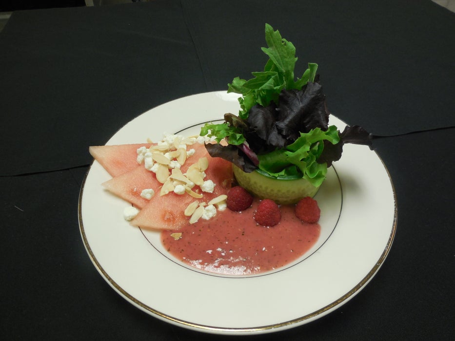 西瓜羊乳酪沙拉配覆盆子细香葱油醋汁