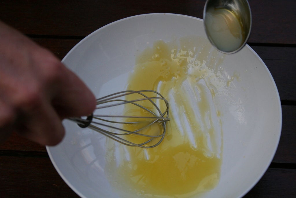 制作酱料 - 加入柠檬汁