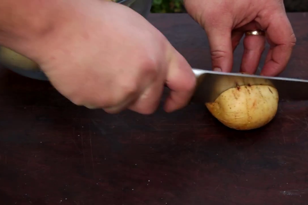 第二步:给烤好的土豆切口帮助散热