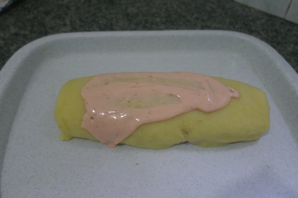 将剩余酱汁涂抹在土豆卷表面