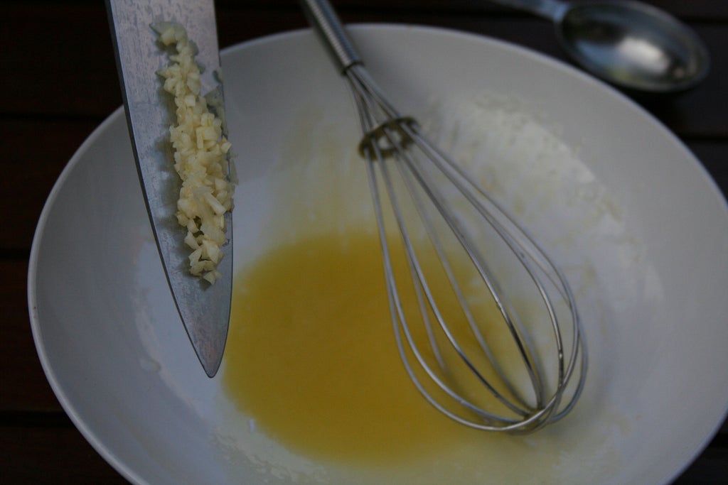 制作酱料 - 加入蒜末