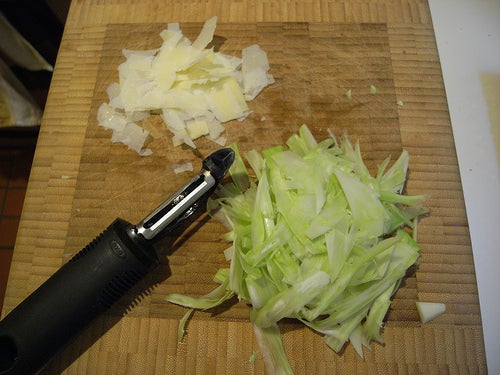 刨西兰花茎和奶酪