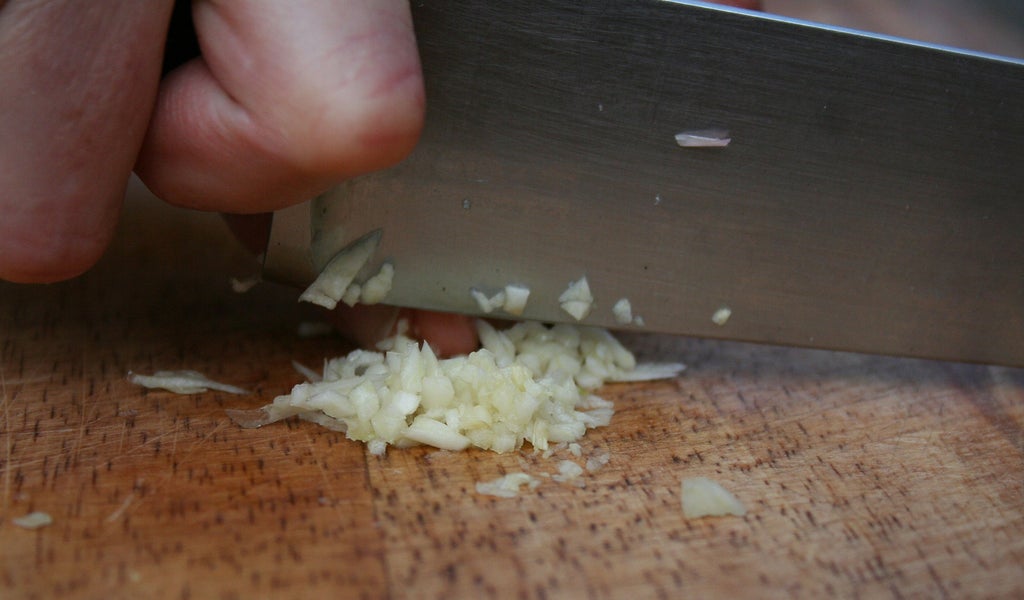 制作酱料 - 切蒜末