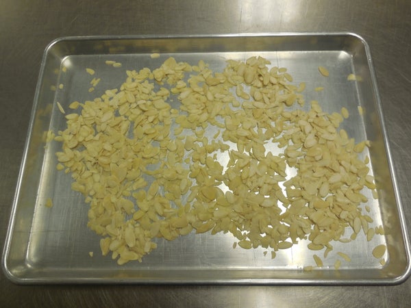 步骤2：烤制杏仁片