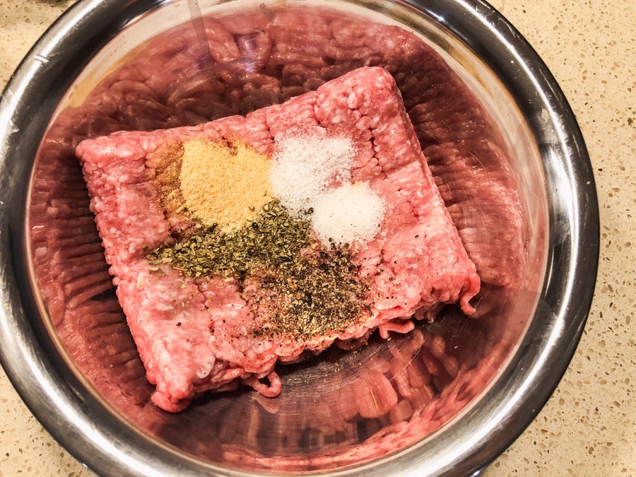 麦满分香肠步骤1：调味肉饼