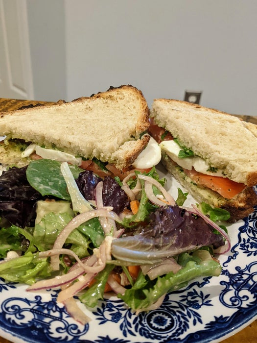 意式香草面包番茄莫扎里拉三明治配清爽配菜沙拉