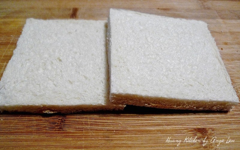 将两片面包叠放