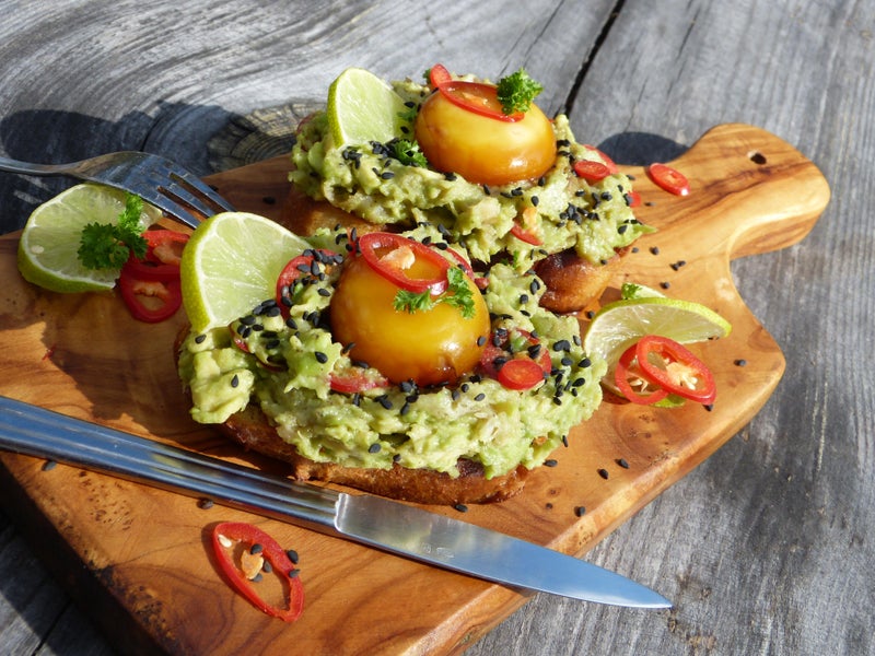 腌制蛋黄烟熏三文鱼牛油果开放三明治