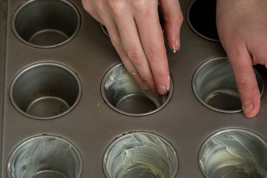 预热烤箱并涂抹模具