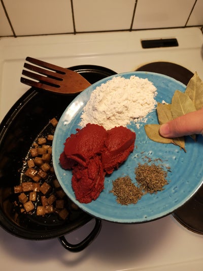 加入面粉、番茄膏、百里香和月桂叶