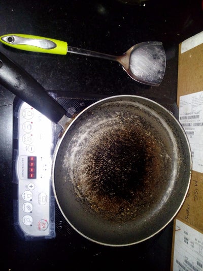 将炒锅置于炉灶开始烹饪