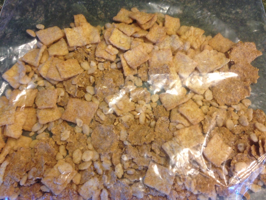 加仑袋中的干谷物碎屑