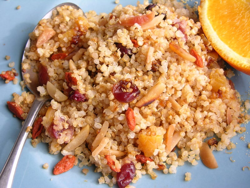 藜麦配烤杏仁、蔓越莓和杏干