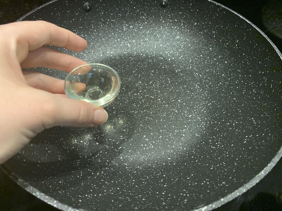 炒制洋葱、大蒜和菠菜